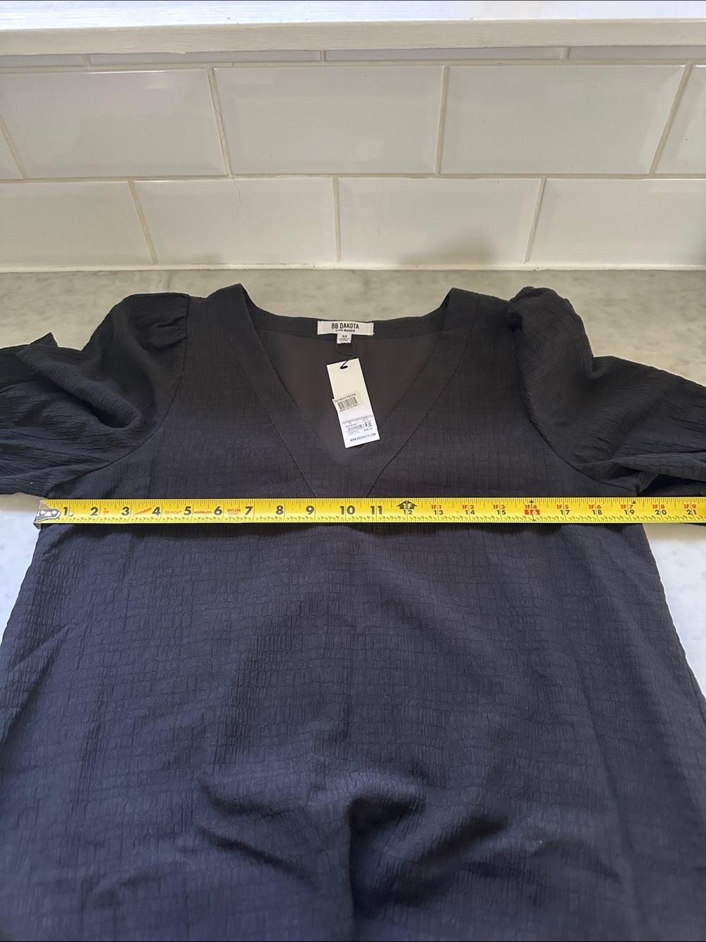 NEW BB Dakota Black Textured V-Neck Short Sleeve Dress Size Medium - Picture 3 of 4